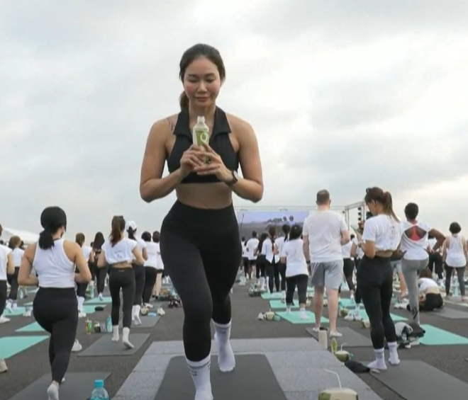Hundreds do yoga on Thai airport runway